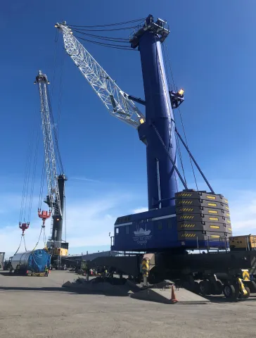 mobile harbor cranes working on big lift 