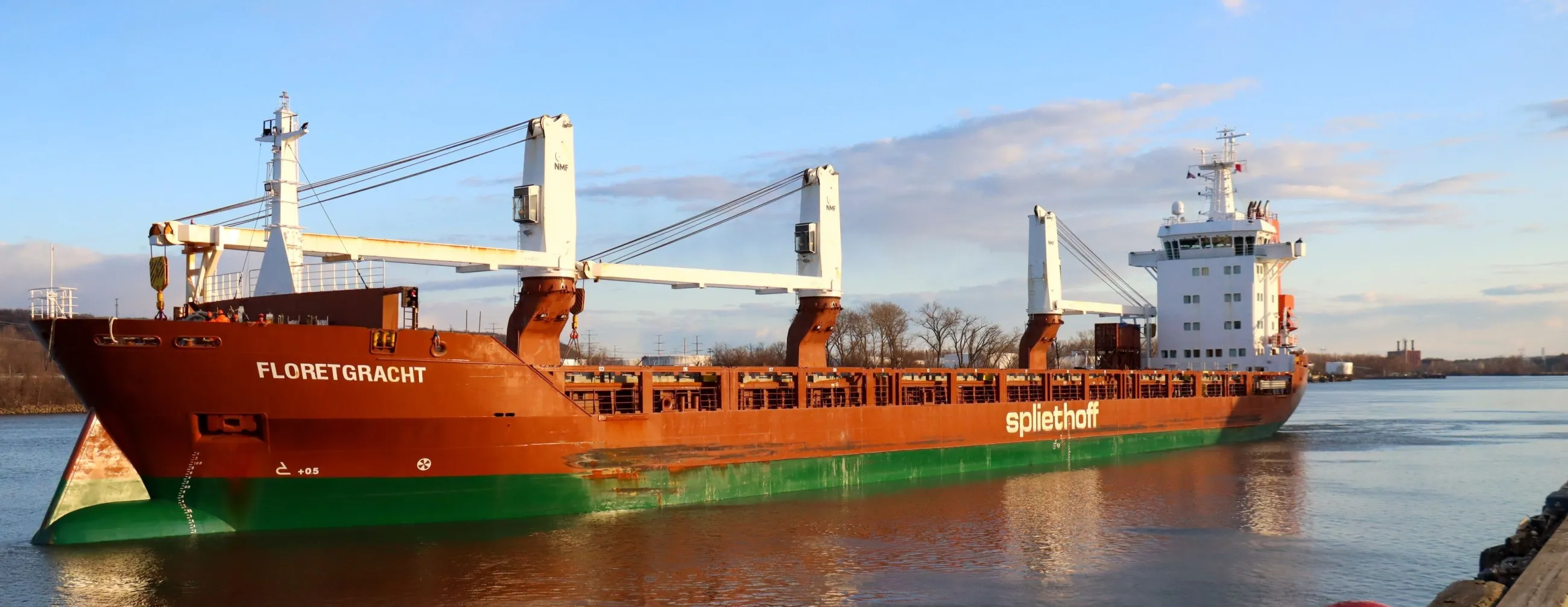 Spliethoff coming into dock